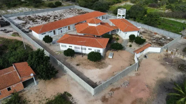 Gestão do Prefeito Netinho constrói muro na escola municipal da localidade Caldeirão