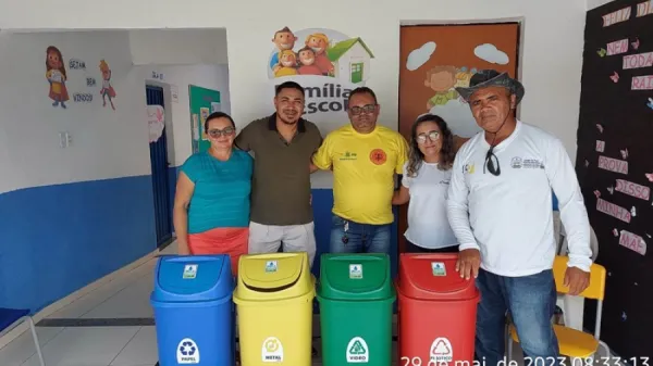 Prefeitura de Assunção do Piauí através da SEMA instala lixeiras para coleta seletiva em escolas 